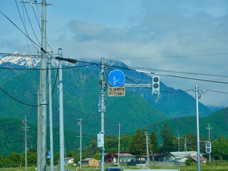 観光名所富山県の大町温泉街の様子と立山連峰の風景