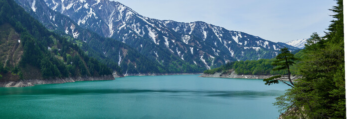 初夏の黒部ダム湖のパノラマ風景