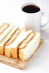 カツサンドとコーヒー - カツの旨味たっぷりのヒレカツサンドと、淹れたてで香りのよいコーヒー
