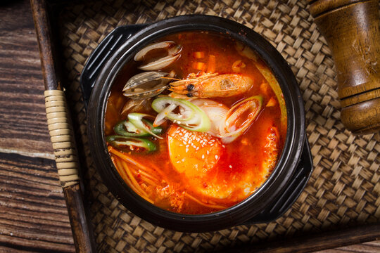 매콤한 순두부찌개 달걀 노른자 뚝배기 한국 요리 전골 Spicy Soft Tofu Stew with Egg Yolk Soondubu-jjigae Korean Hot Pot 辣豆腐汤 嫩豆腐锅 韩国料理 纯豆腐 辛い純豆腐チゲ スンドゥブ セット Sopa de Tofu Suave &Eacute;pic&eacute;e Jjigae au Tofu