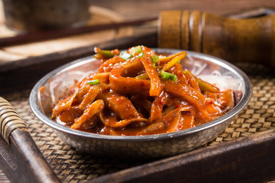 매콤한 오징어 당면 볶음 한국식 오징어 볶음 요리 Spicy Stir-fried Squid with Glass Noodles Korean Seafood Dish 辣炒鱿鱼粉条 辣味鱿鱼 韩国料理 イカと春雨の辛口炒め 韓国料理 オジンオボックム Calamar picante con fideos de cristal Calmar &eacute;pic&eacute; aux nouilles de v