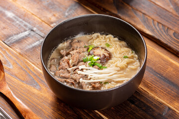 Sari Gomtang Ramyeon – Korean Instant Noodles in Rich Milky Beef Bone Broth, Featuring Soft Chewy Noodles with Savory Soup Flavor, Popular Comfort Food in Korea
