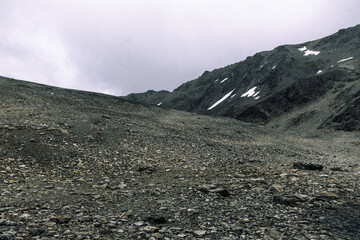 Ascending Middle Hill&rsquo;s craggy rock path with panoramic views of surrounding snow-dusted mountains