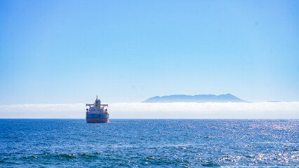 enorme barco, buque o transatlantico de transporte de carga en oceano abierto