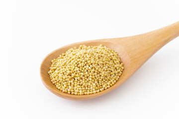 スプーンに載せた黄もちあわ（粟）のクローズアップ