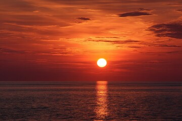 Naklejka premium Stunning dusk by the sea