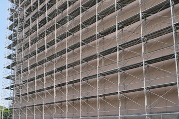 建物に掛けられた工事用足場