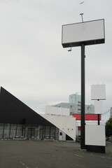 改修待ちの白看板