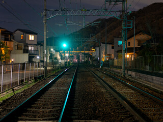 住宅街を通る鉄道の夜景