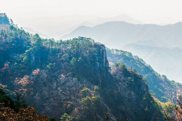 한국 충청북도 보은군에 있는 속리산 정상에서의 풍경.