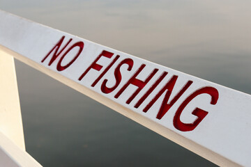 no fishing sign o beach pier