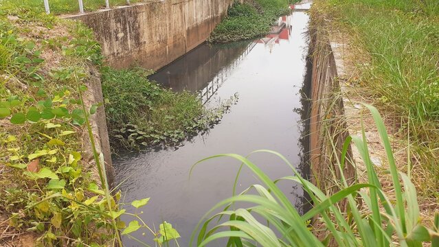 The flow path of the canal is drained.