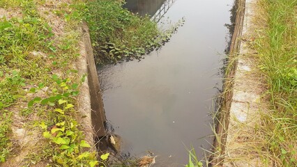 The flow path of the canal is drained.
