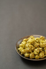 黒い背景に抹茶ポップコーン