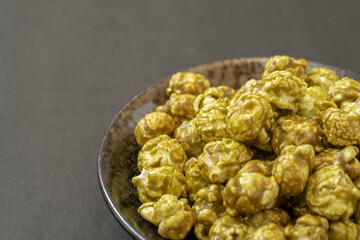 黒い背景に抹茶ポップコーン