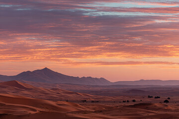 Naklejka premium captivating sunsets in various countries around world showcasing mesmerizing beauty of desert landscapes