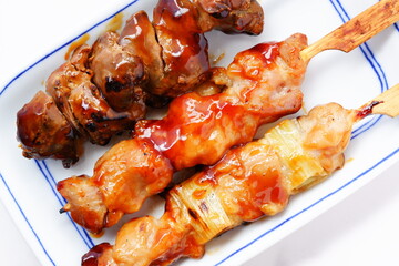 焼き鳥 - おいしそうな焼き鳥の盛り合わせ（ネギマ、もも、レバー）
