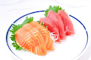 新鮮なお刺身の二種盛り（まぐろとサーモン）
