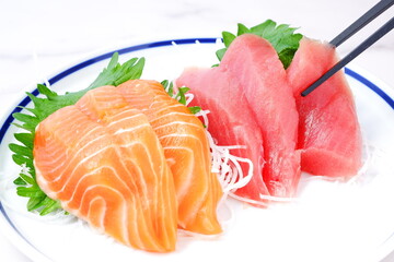 新鮮なお刺身の二種盛り（まぐろとサーモン）
