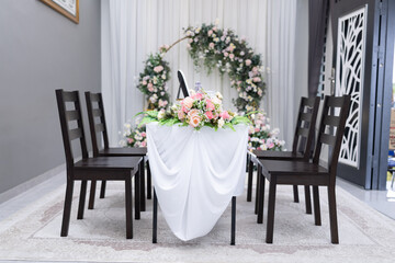Elegant wedding table with floral and arch backdrop
