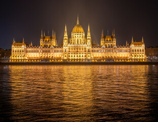 Fototapeta premium Grandeur of History: Majestic European Architecture