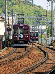 すれ違う能勢電鉄の電車