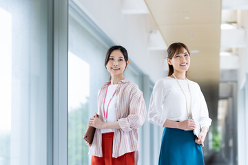 Fototapeta premium オフィスで働くビジネスウーマン