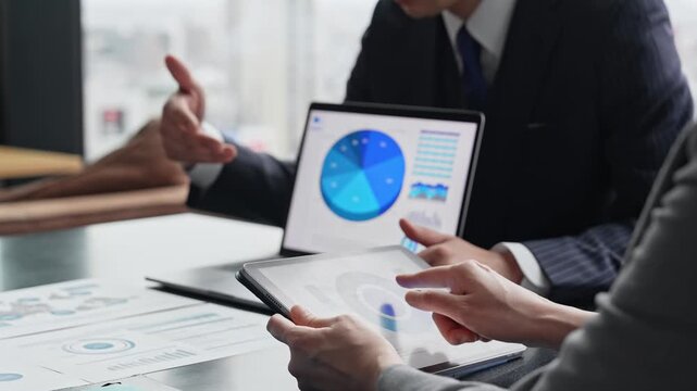 会議、ミーティング、ビジネス、ノートパソコン、タブレット、PC、グラフ、書類、DX、デジタルトランスフォーメーション、オフィス、提案、チーム、レポート、人材、日本人、手元、顔なし、アップ、男性、打ち合わせ、女性、相談、会話、ディスカッション、ビジネスパーソン、ビジネスマン、チームワーク、グループ、企業、経営、戦略、マネジメント、マーケティング、経理、決算、資料、企画書、データ、リサーチ、調査、画面