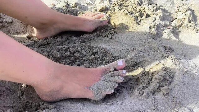 Pies sintiendo la fuerza de la tierra 