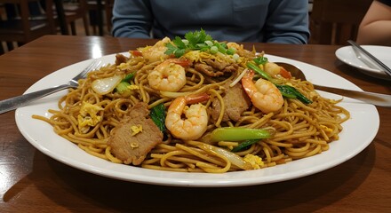 Delicious Stir-fried Noodles with Shrimp and Pork: A Culinary Delight