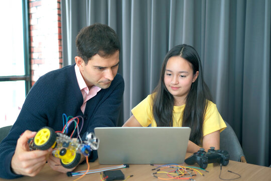 Student and teacher are discussing about the STEM project.