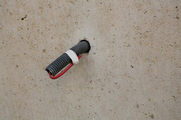 Gaine de protection pour une sortie de fil électrique sur un mur