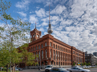 Rotes Rathaus in Berlin an einem sonnigen Morgen auf der Ostseite
