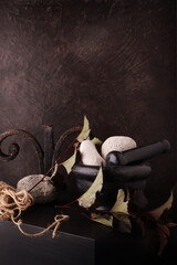 Mortaio in pietra con elementi naturali, still life con spazio per testo