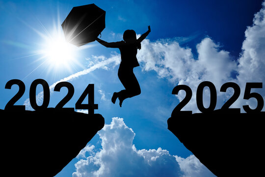 Glückliche Frau springt von einem Jahr in das andere - Powered by Adobe