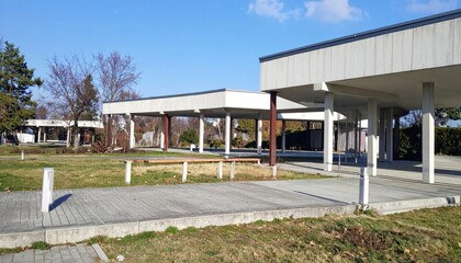 Obraz premium Architectural symmetry in a park setting offers quiet contemplation space