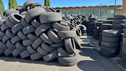 Gomme usate nel retro di un'officina di un gommista