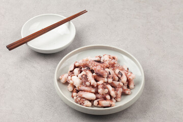 Octopus is a member of the octopus family. Its body is about 70cm long, round and gray, but its color changes depending on the surrounding light.
