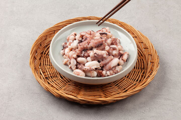 Octopus is a member of the octopus family. Its body is about 70cm long, round and gray, but its color changes depending on the surrounding light.
