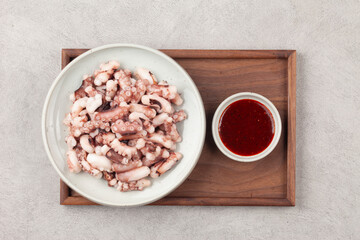 Octopus is a member of the octopus family. Its body is about 70cm long, round and gray, but its color changes depending on the surrounding light.
