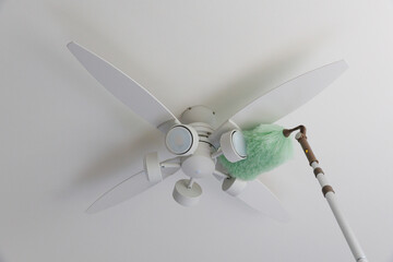 はたきでシーリングファンライトの清掃