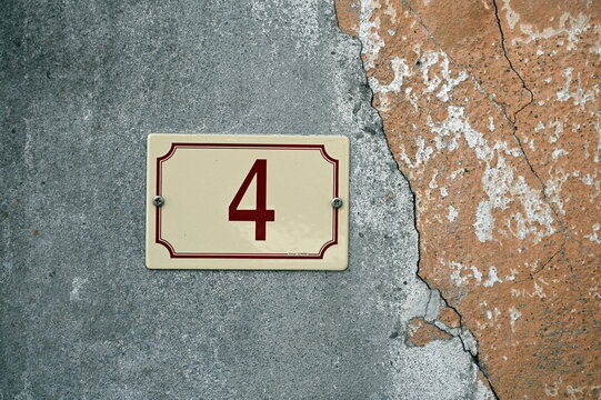 Hausnummer 4