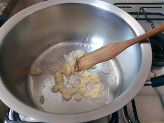 Frying garlic