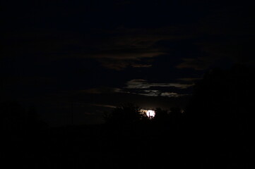 Moonrise in July with Clear Sky and Clouds – Tranquil Evening Atmosphere and Natural Light