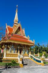 Obraz premium Thailand wat buddhist temples. Religious sacred places in Thailand, thai buddhism and classic stupa and pagoda architecture decoration with golden figures, flowers, colorful ornament and paintings