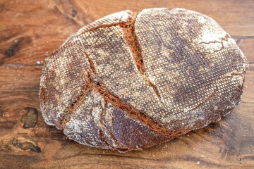 knuspriges siegerbäckerbrot auf einem holztisch