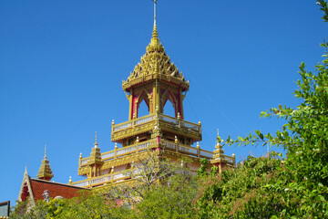 Obraz premium Thailand wat buddhist temples. Religious sacred places in Thailand, thai buddhism and classic stupa and pagoda architecture decoration with golden figures, flowers, colorful ornament and paintings
