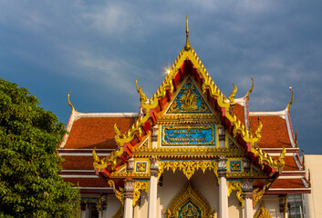 Fototapeta premium Thailand wat buddhist temples. Religious sacred places in Thailand, thai buddhism and classic stupa and pagoda architecture decoration with golden figures, flowers, colorful ornament and paintings