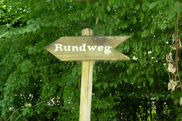 schild wegweiser rundweg