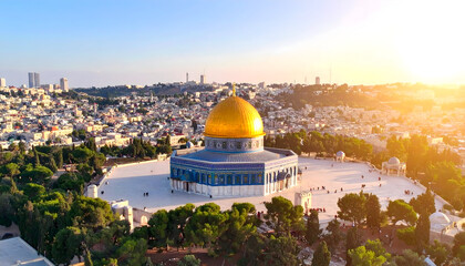 Fototapeta premium Golden Dome of the Rock in Jerusalem at Sunset